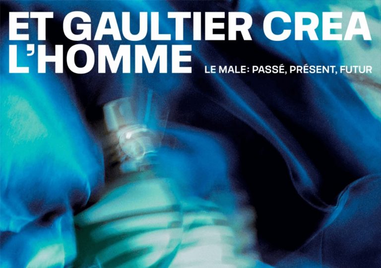 Parfum Gaultier Le Mâle flou bleu.