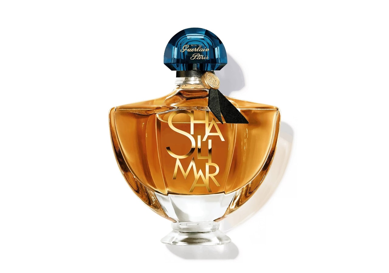 Flacon de parfum Shalimar, élégant et doré.
