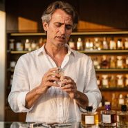 Homme tenant un flacon de parfum