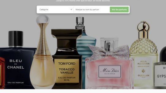 Collection de flacons de parfum colorés