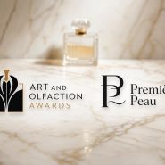 Flacon de parfum sur marbre, logos récompenses