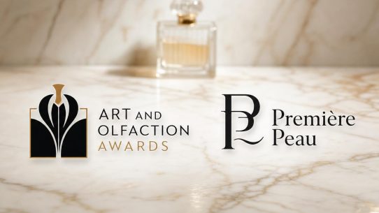 Flacon de parfum sur marbre, logos récompenses
