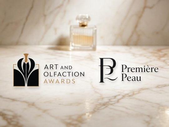 Flacon de parfum sur marbre, logos récompenses