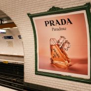 Affiche Prada Paradoxe dans station de métro