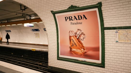 Affiche Prada Paradoxe dans station de métro