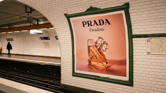 Affiche Prada Paradoxe dans station de métro