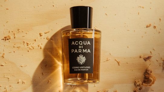 Flacon Acqua di Parma Cedro Virtuoso sur bois clair