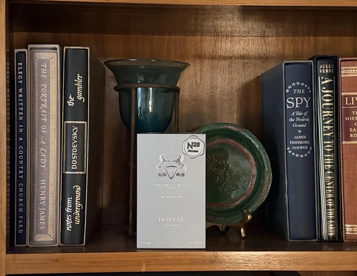 Boîte de Dorval, eau de parfum Parfums de Marly exclusivité Nordstrom, posée sur une étagère de bibliothèque