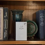 Boîte de Dorval, eau de parfum Parfums de Marly exclusivité Nordstrom, posée sur une étagère de bibliothèque
