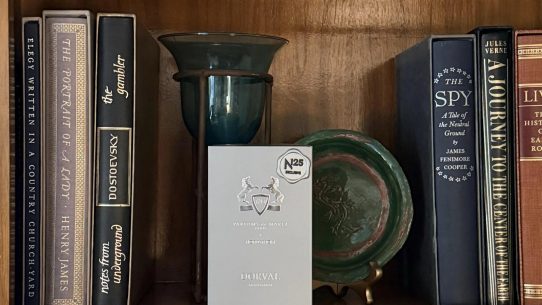 Boîte de Dorval, eau de parfum Parfums de Marly exclusivité Nordstrom, posée sur une étagère de bibliothèque