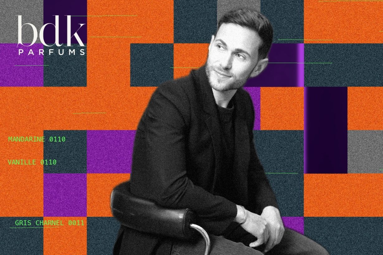 David Benedek, fondateur de BDK Parfums, en portrait noir et blanc sur fond de damier orange et violet