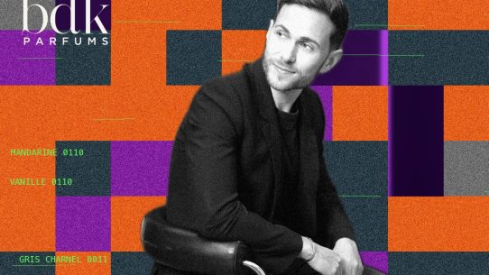 David Benedek, fondateur de BDK Parfums, en portrait noir et blanc sur fond de damier orange et violet