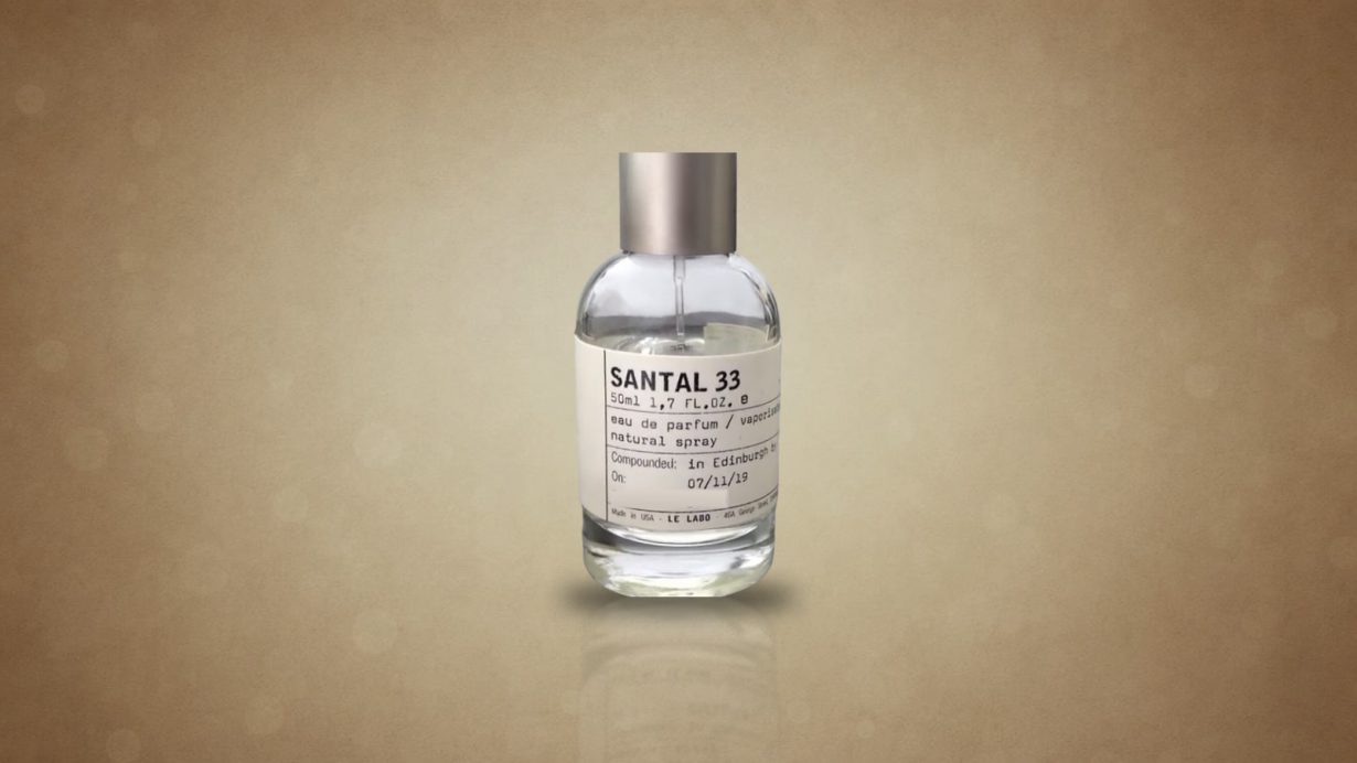 Flacon de Santal 33 de Le Labo, 50 ml, sur un fond beige doré