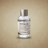 Flacon de Santal 33 de Le Labo, 50 ml, sur un fond beige doré