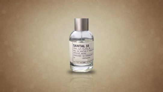 Flacon de Santal 33 de Le Labo, 50 ml, sur un fond beige doré